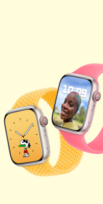 İki adet Apple Watch Series 9. İlkinin Snoopy kadranı ve Sunshine Örgü Solo Loop kordonu var. İkincinin Portreler kadranı ve Pembe Solo Loop kordonu var.
