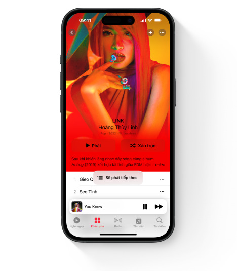 iPhone hiển thị giao diện Apple Music với nghệ sĩ Lana Del Rey