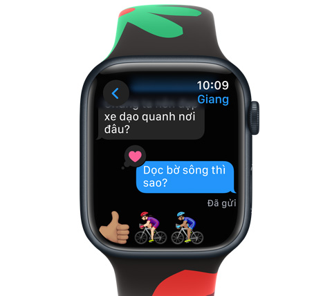 Hình ảnh mặt trước của Apple Watch với một tin nhắn văn bản.