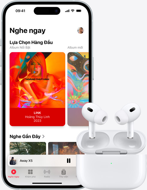 Hình ảnh một chiếc iPhone 15 đang phát một bản nhạc thông qua Apple Music, bên cạnh một cặp AirPods.