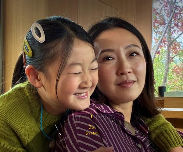 С използвана функция 2x Telephoto, зуум на двойка прегръщащи се