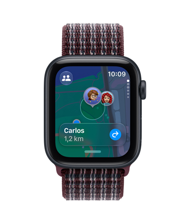 Apple Watch SE 3 com caixa meia-noite de alumínio e pulseira loop esportiva na cor tartã bordô. A tela mostra o app Buscar (Memojis sobre um fundo de mapa) e a Digital Crown aparece na lateral direita