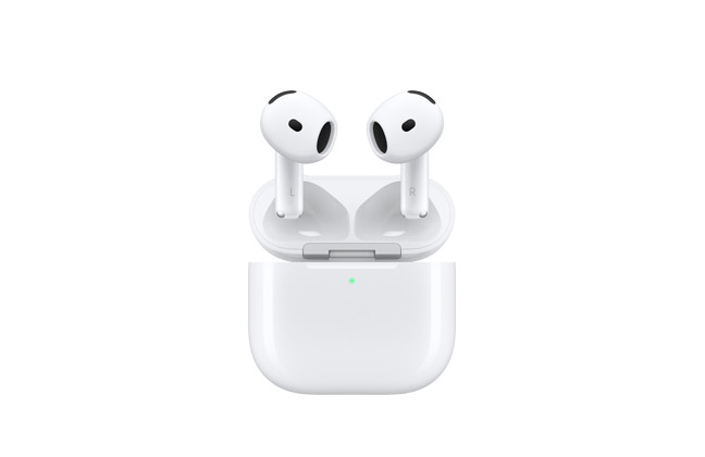 Parte da frente dos AirPods 4 brancos em formato oval, com hastes curtas e estrutura uniforme com aberturas pretas para os alto-falantes, e a parte da frente do estojo de recarga branco aberto com indicador LED externo