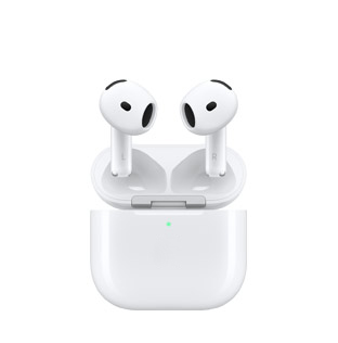 Parte da frente dos AirPods 4 brancos em formato oval, com hastes curtas e estrutura uniforme com aberturas pretas para os alto-falantes, e a parte da frente do estojo de recarga branco aberto com indicador LED externo