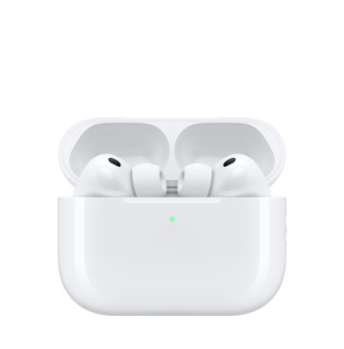A metade superior da parte da frente dos AirPods Pro 3 brancos, com aberturas pretas para os alto-falantes, fones de ouvido com pontas de silicone, e a parte da frente do estojo de recarga branco aberto com indicador LED externo