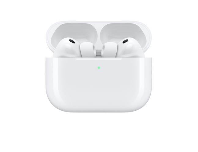 A metade superior da parte da frente dos AirPods Pro 3 brancos, com aberturas pretas para os alto-falantes, fones de ouvido com pontas de silicone, e a parte da frente do estojo de recarga branco aberto com indicador LED externo