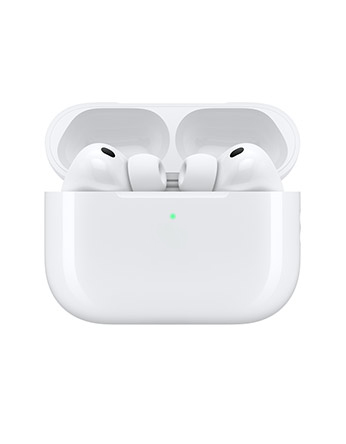 A metade superior da parte da frente dos AirPods Pro 3 brancos, com aberturas pretas para os alto-falantes, fones de ouvido com pontas de silicone, e a parte da frente do estojo de recarga branco aberto com indicador LED externo