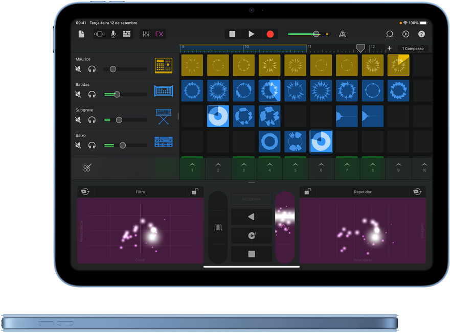 Imagem da tela do iPad com o app GarageBand e imagem lateral de um iPad azul com Smart Folio na mesma cor.