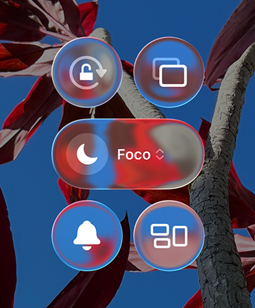 Tela de Início colorida do iPhone mostrando apps e widgets transparentes em Liquid Glass
