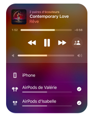 Interface d’Apple Music sur iPhone montrant deux paires d’AirPods qui écoutent la même chanson sur l’appareil. Chaque paire d’AirPods a son propre contrôle de volume.
