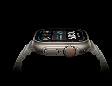 Apple Watch Ultra 4, côté, boîtier en titane, couleur argent, affichage numérique de l’heure, données de santé et de mise en forme, couronne Digital Crown orange, bouton latéral