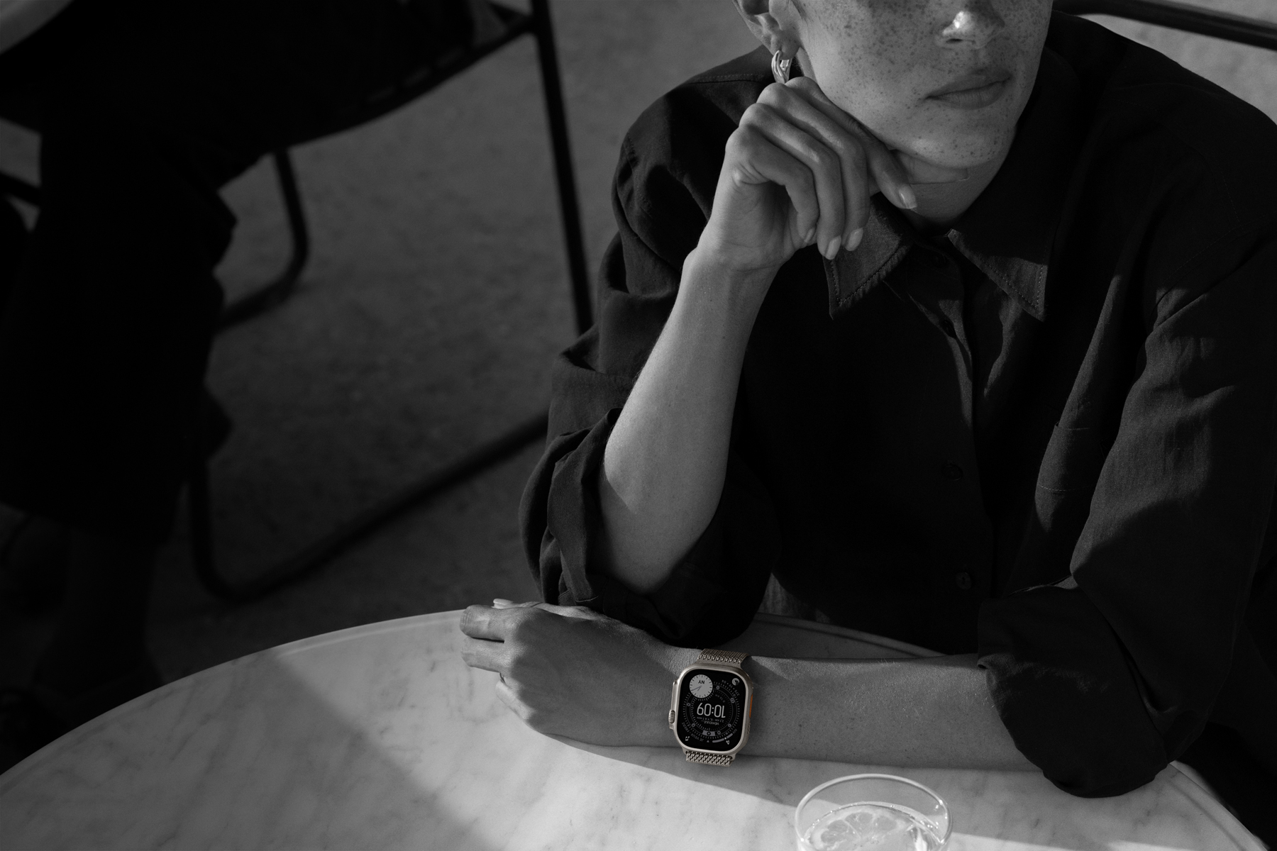 Une personne porte l’Apple Watch Ultra 3 au resto