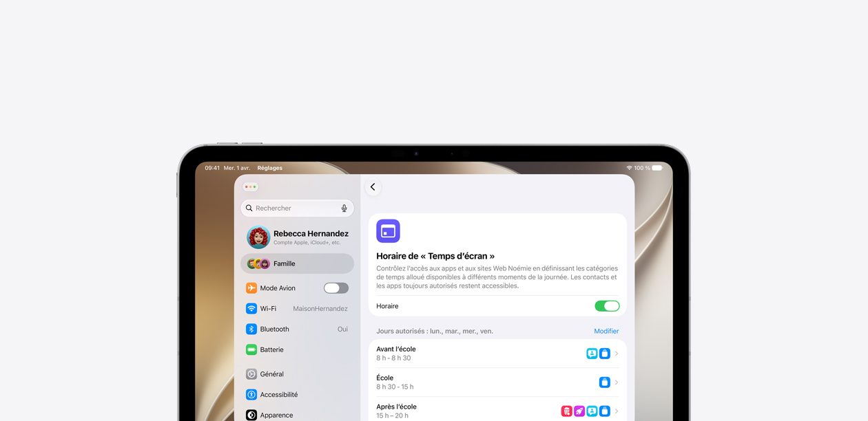 Un iPad affichant la fonctionnalité Horaire de temps d’écran, avec une chronologie horizontale qui montre quelles catégories d’apps et de sites web sont autorisées avant, pendant et après l’école.