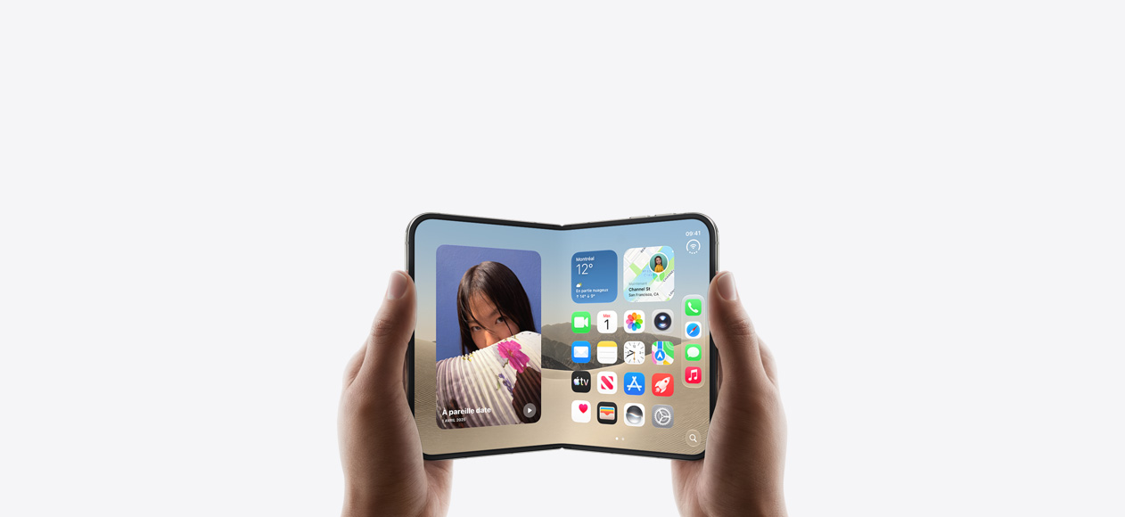iPhone Duo, deux mains le tiennent en orientation paysage, déplié, l’écran interne affiche l’écran d’accueil