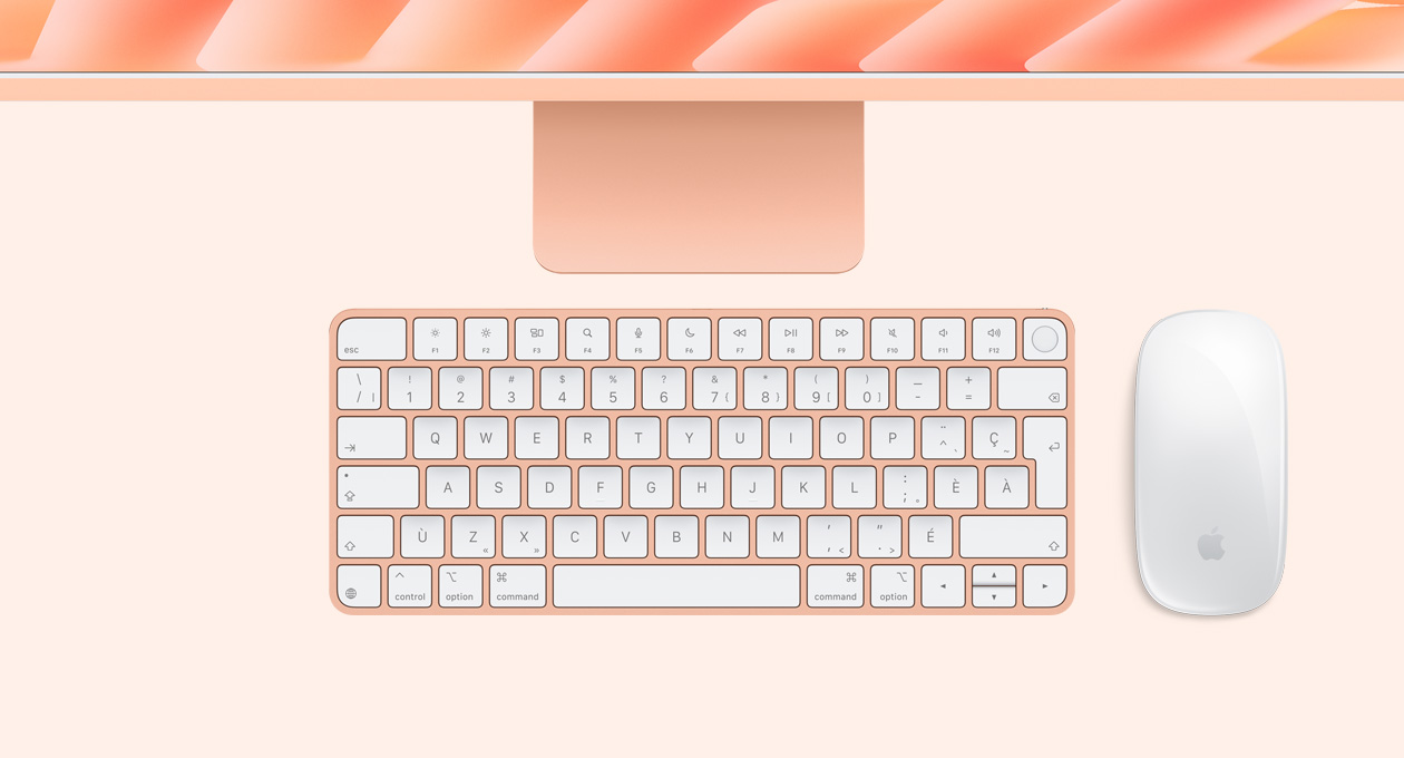 iMac, couleur orange, vue du dessus, avec Magic Mouse et Magic Keyboard avec Touch ID