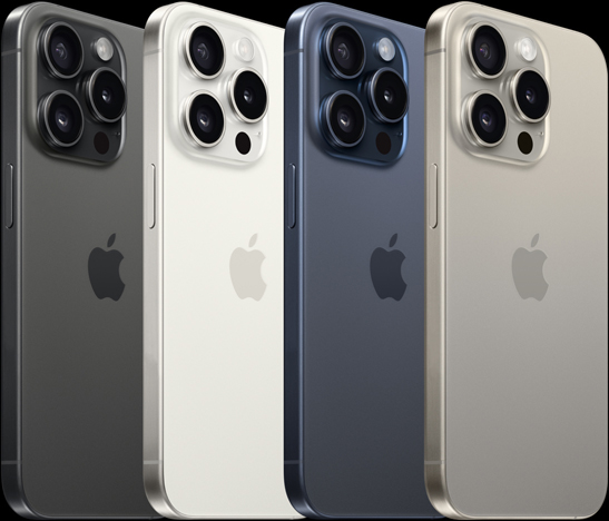 Vue arrière de quatre iPhone 15 Pro 6,1 pouces en quatre couleurs – titane noir, titane blanc, titane bleu et titane naturel