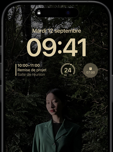 L’écran toujours allumé d’iPhone 15 Pro affiche l’écran verrouillé avec des widgets calendrier, météo et alarme