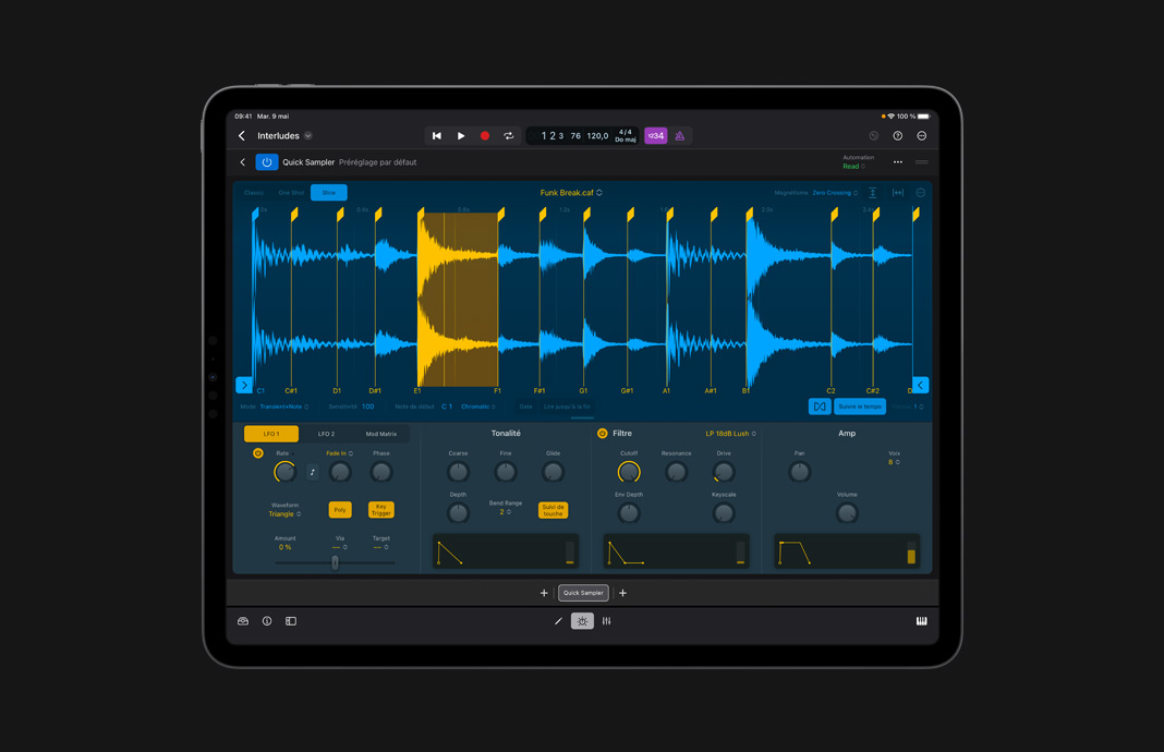 Un iPad Pro montrant un échantillon audio retouché dans Logic Pro pour iPad.