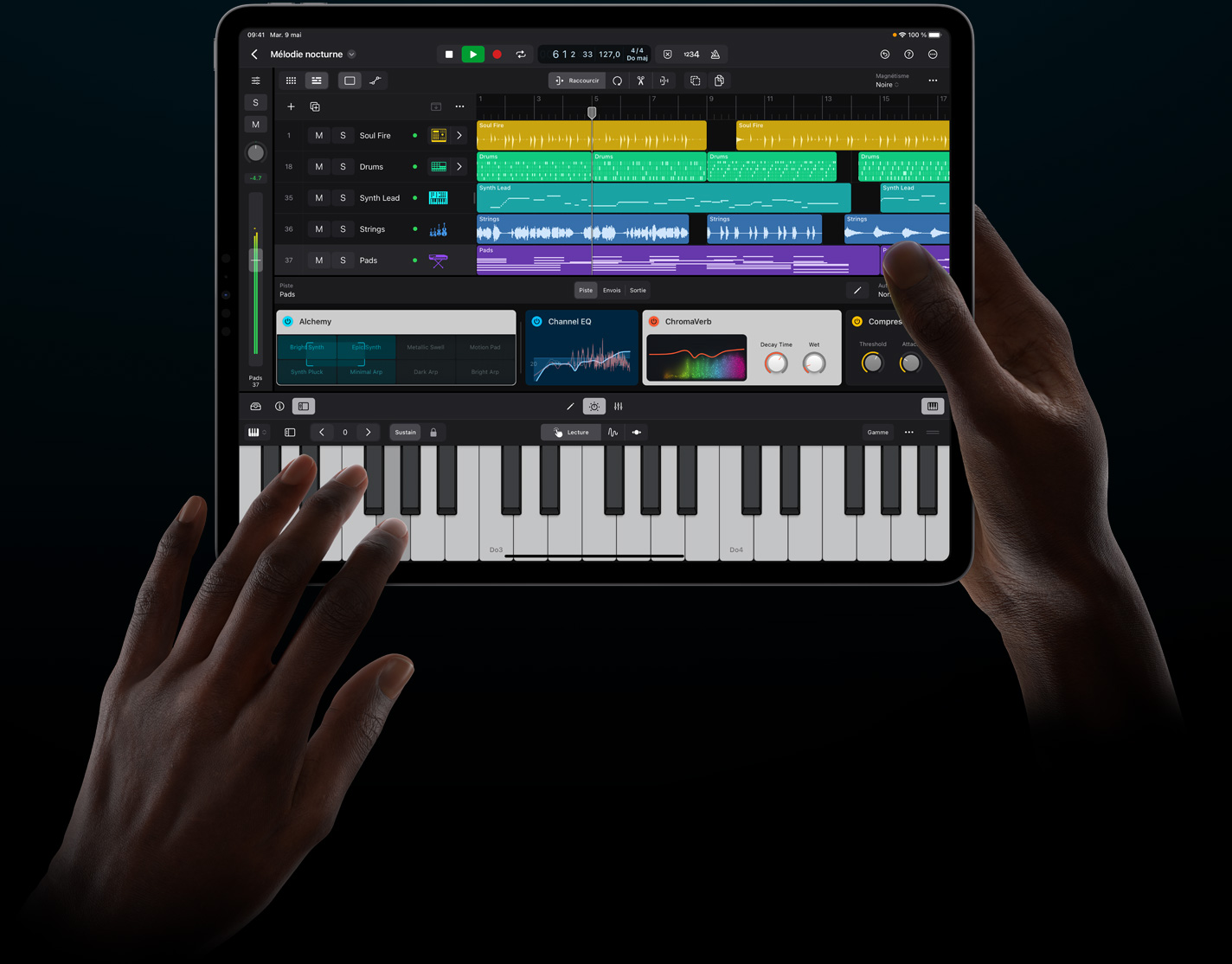 Des mains tiennent un iPad Pro et touchent l’écran pour jouer d’un instrument virtuel dans Logic Pro pour iPad.
