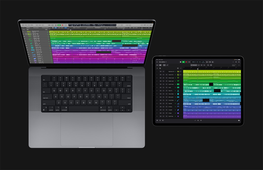 Un iPad Pro et un MacBook Pro côte à côte, chacun avec Logic Pro à l’écran.