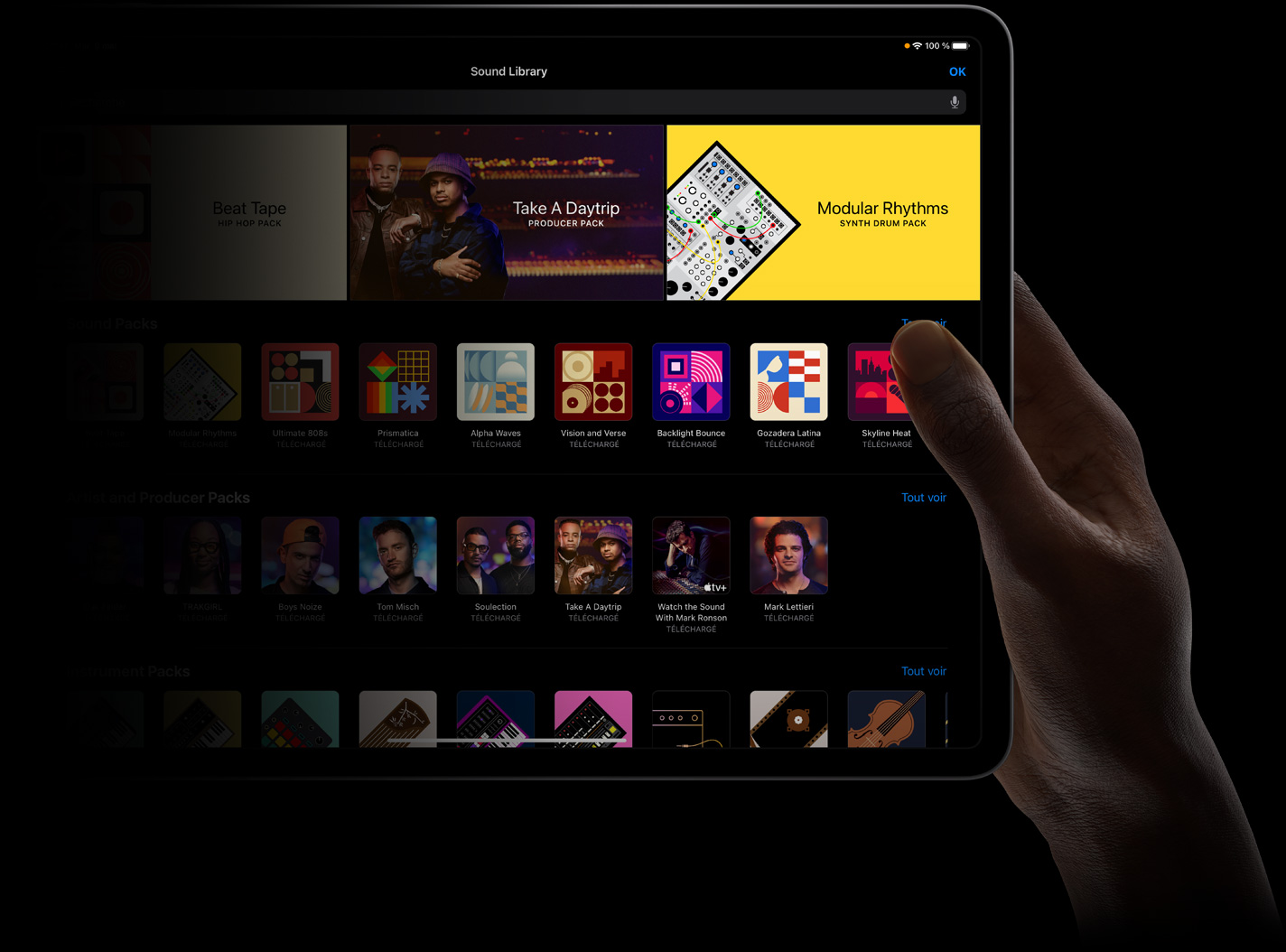 Une main tient un iPad Pro dont l’écran montre une bibliothèque de sons.