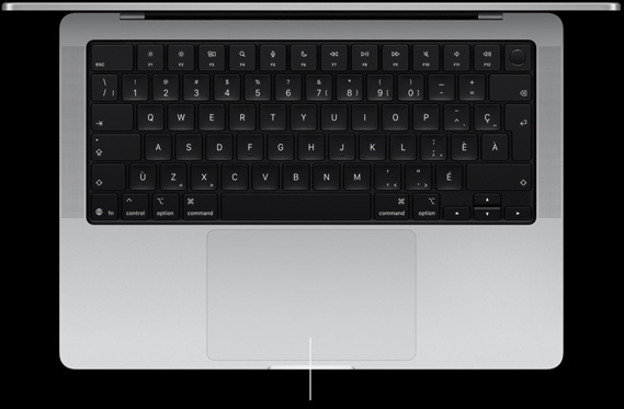 Un MacBook Pro, couleur argent, ouvert, montrant le clavier et le pavé tactile Force Touch