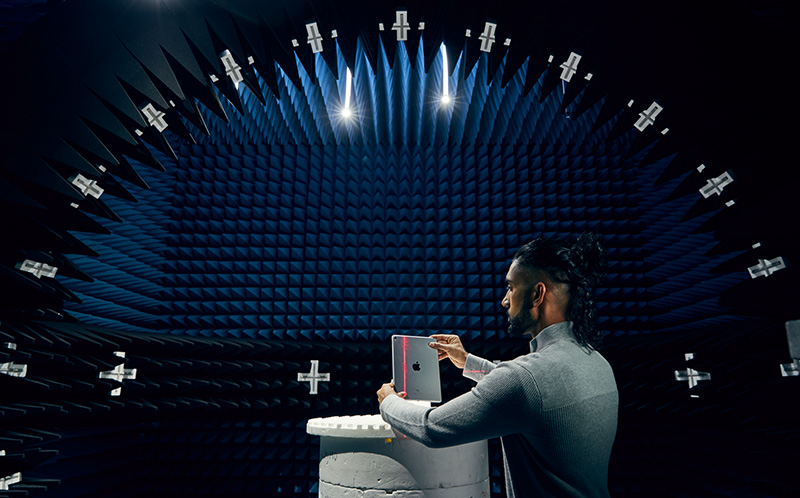 一名工程师正在天线实验室检测 Apple 产品