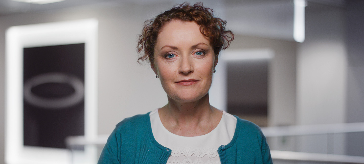 Helen 正在 Apple
 工厂工作