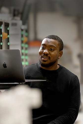 Ein Mitglied des Apple Operations und Supply Chain Teams arbeitet an einem MacBook.