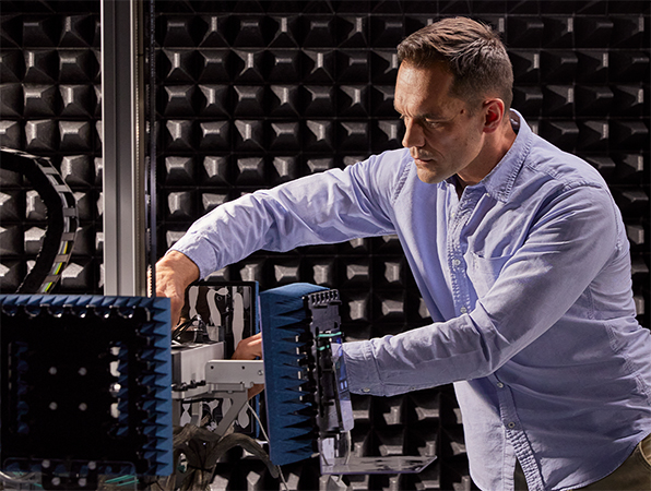 Zaměstnanec z týmu Hardware Apple pracuje na strojích v laboratoři vývoje křemíkových čipů.