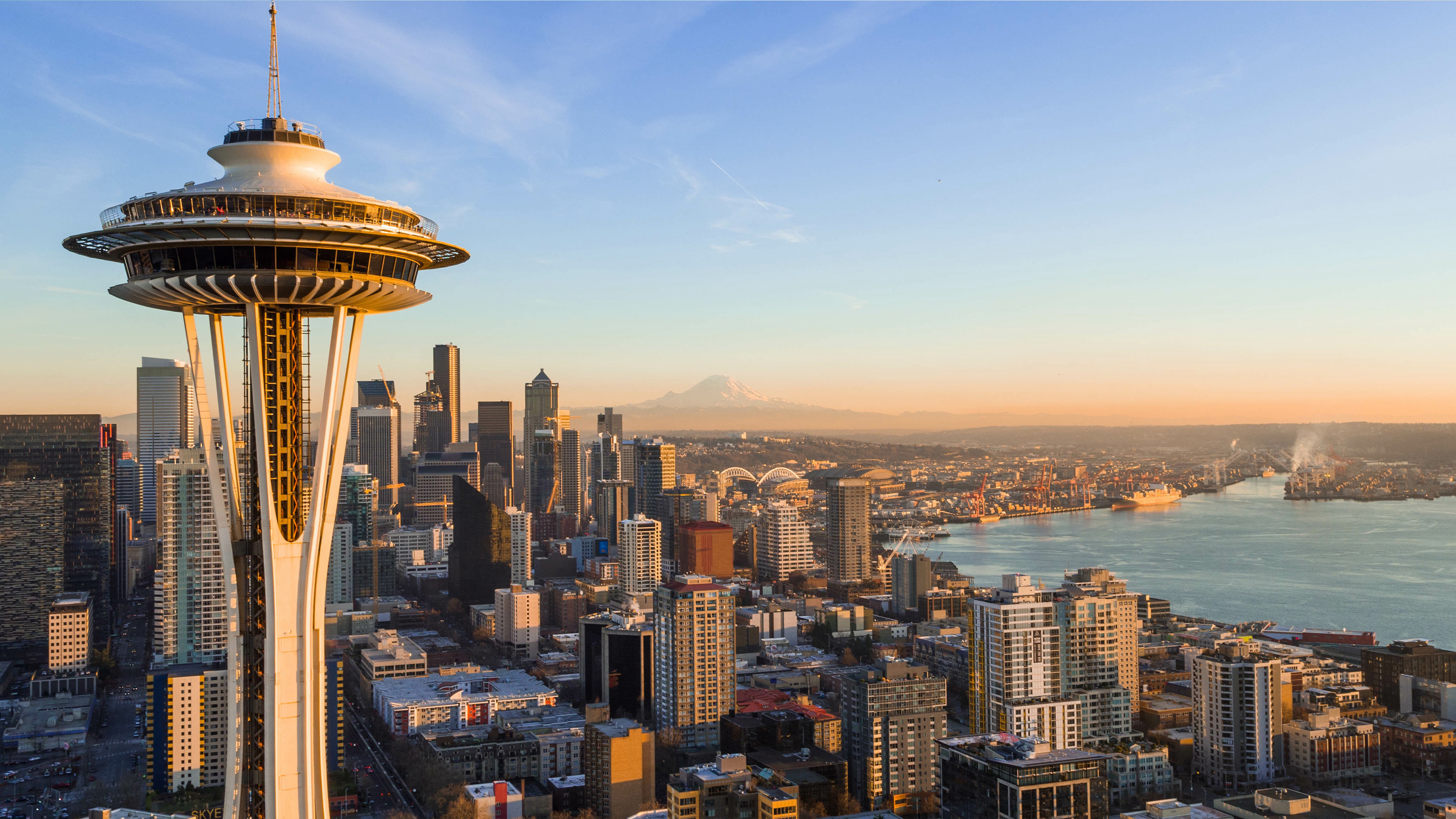 Légi felvétel a washingtoni Seattle városáról, a Space Needle toronnyal az előtérben.