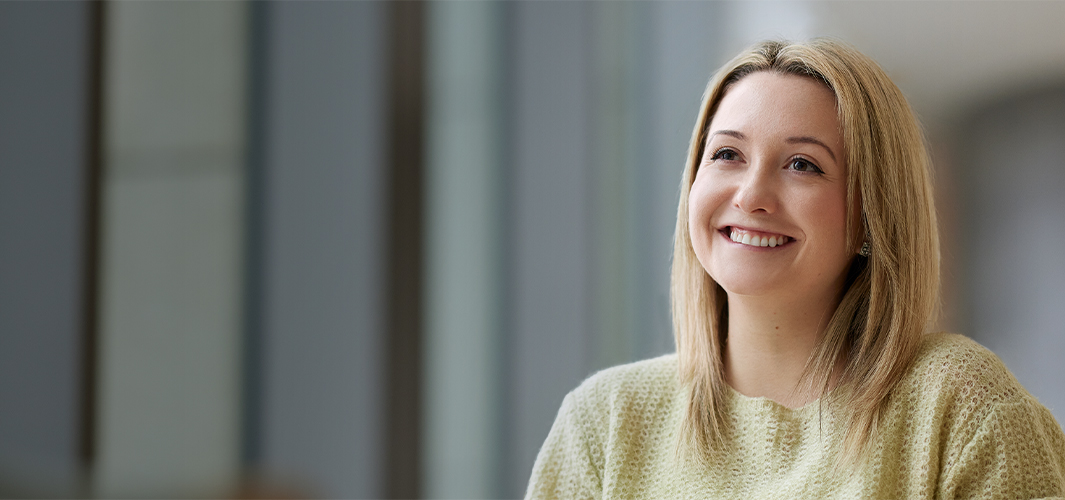 جورجيا تجلس مبتسمة وتنظر إلى اليسار.