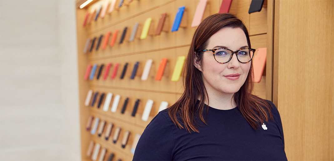 Melissa, Apple Store'da Genius olarak aksesuar bölümünde çalışıyor.