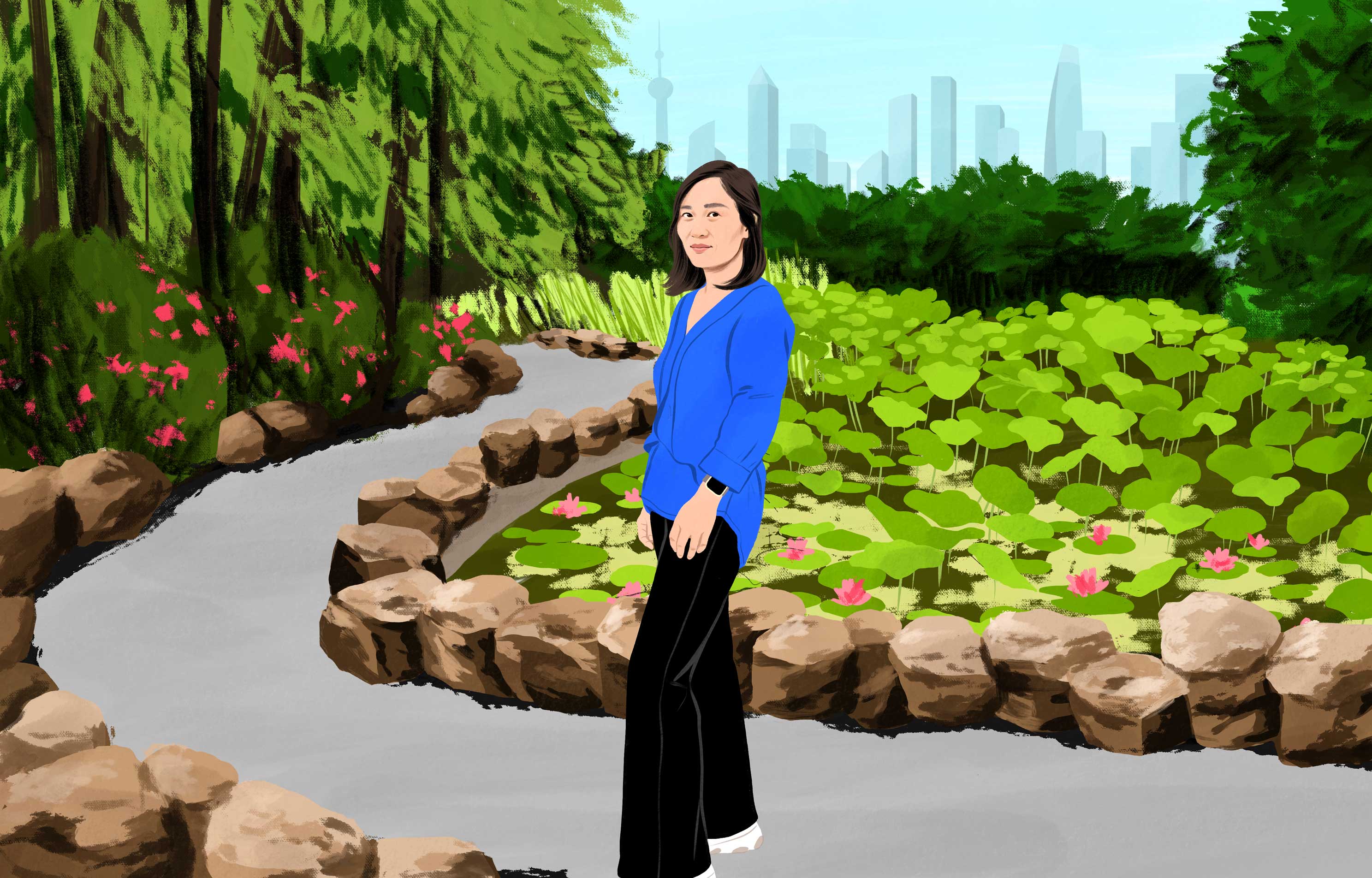 Xu sourit en marchant dans un parc urbain verdoyant avec des gratte-ciel modernes au loin. 
