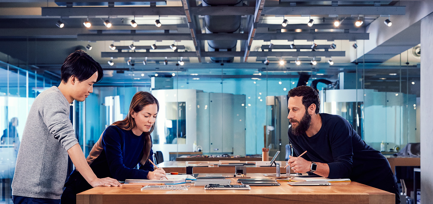 Designéři Apple společně pracují na projektu ve studiu