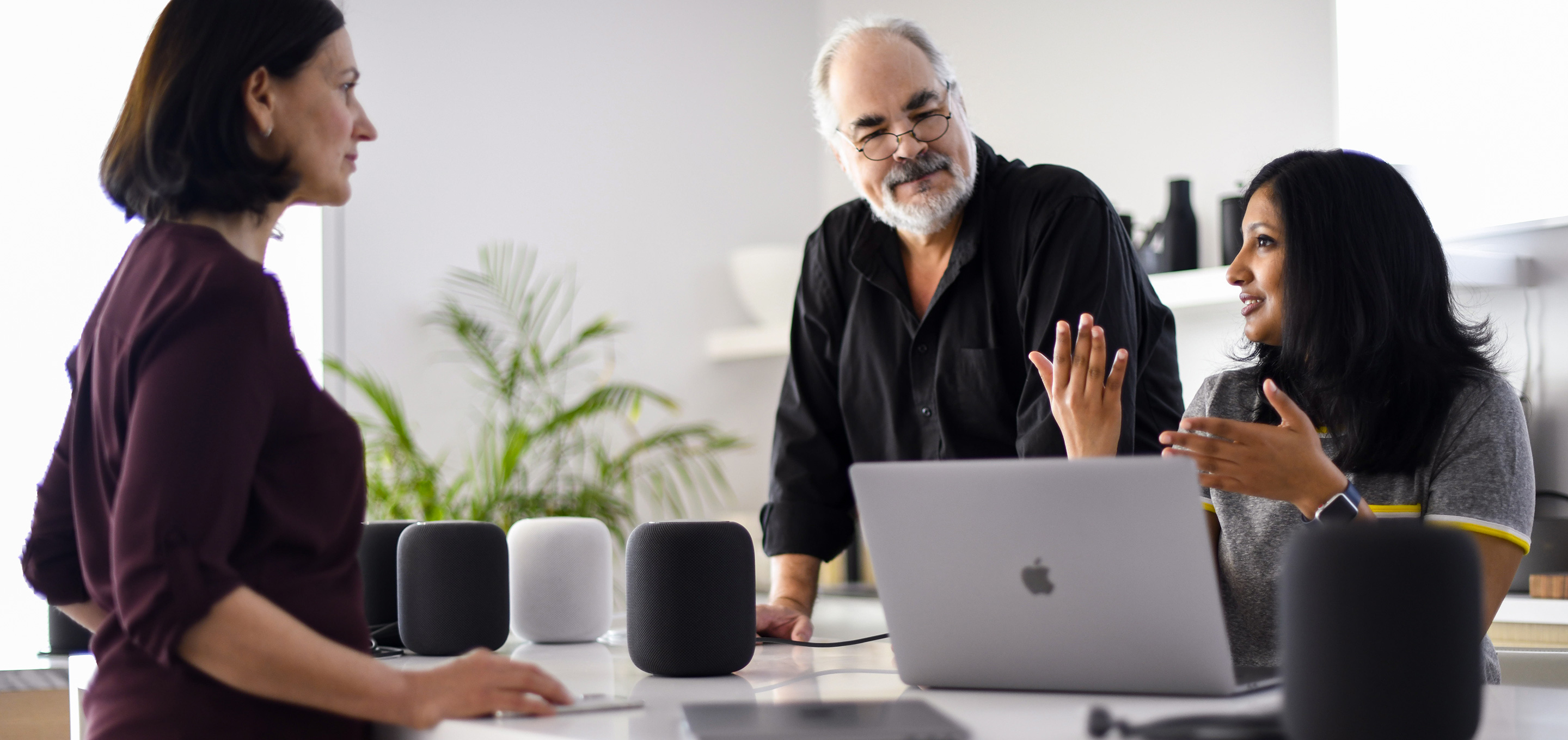 Groupe d’employés de l’équipe Apprentissage automatique et intelligence artificielle chez Apple discutant dans un bureau.