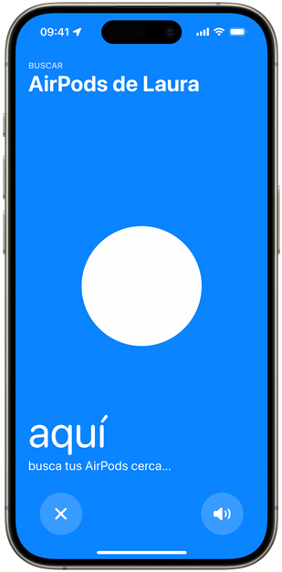 El iPhone muestra una pantalla azul que aparece cuando se buscan los AirPods con la app Encontrar, el punto blanco indica la ubicación de los AirPods en relación con el iPhone.
