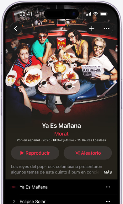 La pantalla de un iPhone muestra la portada de la playlist Creada para Audio Espacial en la app Apple Music