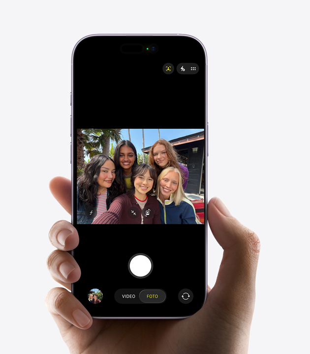 iPhone 17, parte frontal, la funcionalidad Encuadre Centrado para fotos en uso, grupo de personas que se toman una selfie