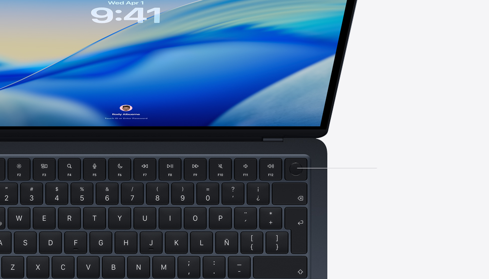 Un MacBook Air muestra la autorización de un pago para una compra online con Touch ID