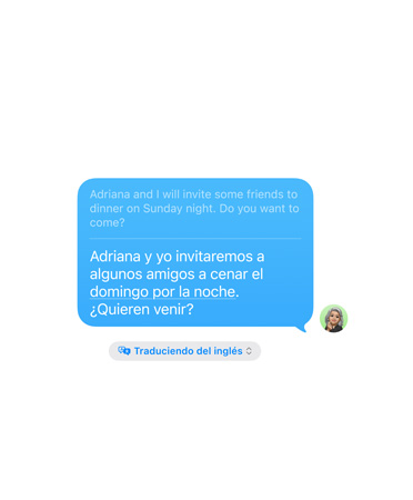 Traducción en Vivo en Mensajes, con el mensaje “Adriana y yo vamos a invitar a algunos amigos a cenar el domingo por la noche. ¿Os animáis a venir?”
