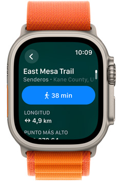 Vista frontal de un Apple Watch que muestra el nombre de un sendero y su distancia