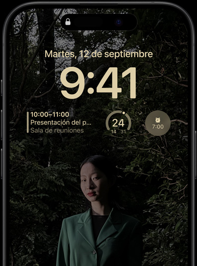 La pantalla siempre activa de un iPhone 15 Pro muestra la pantalla bloqueada con widgets de calendario, clima y alarma