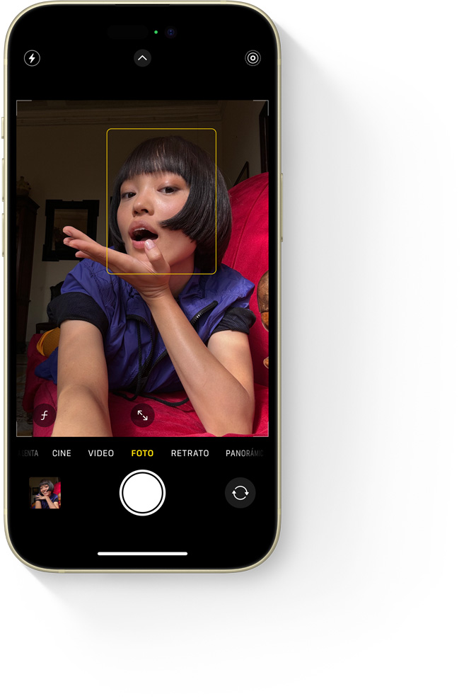 Selfie de una mujer joven usando la cámara frontal TrueDepth
