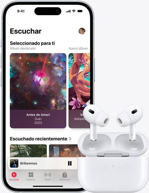 Imagen de un iPhone 15 reproduciendo una canción en Apple Music junto a un par de AirPods.