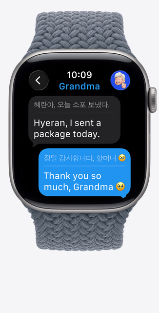 Apple Watch Series 11, pouzdro z vesmírně šedého hliníku, okamžité tlumočení převádí napsanou zprávu iMessage do angličtiny, pletený navlékací řemínek, ocelově modrá barva