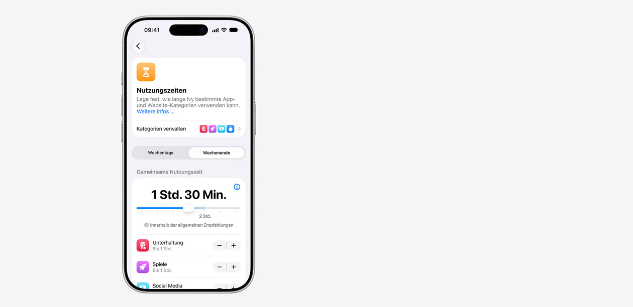 Ein iPhone zeigt die Benutzeroberfläche für die Zeitfreigabe an, einschließlich einer geteilten Zeitfreigabe von zwei Stunden und 30 Minuten und vorgeschlagenen Zeitfreigaben für App Kategorien wie Unterhaltung, Spiele und soziale Medien.