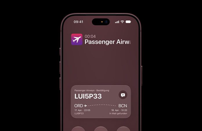 Ein iPhone Air zeigt das Feature Anrufkontext, das von Apple Intelligence ermöglicht wird. Das Display zeigt bei einem Anruf die Bestätigungsdetails der Fluggesellschaft
