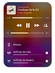 Imagen de la interfaz de Apple Music en un iPhone que muestra dos pares de AirPods reproduciendo la misma canción desde este dispositivo, así como sus respectivos controles de volumen.