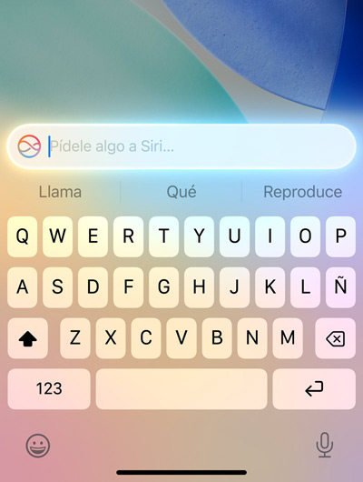 Campo de texto para escribir a Siri encima del teclado del iPhone
